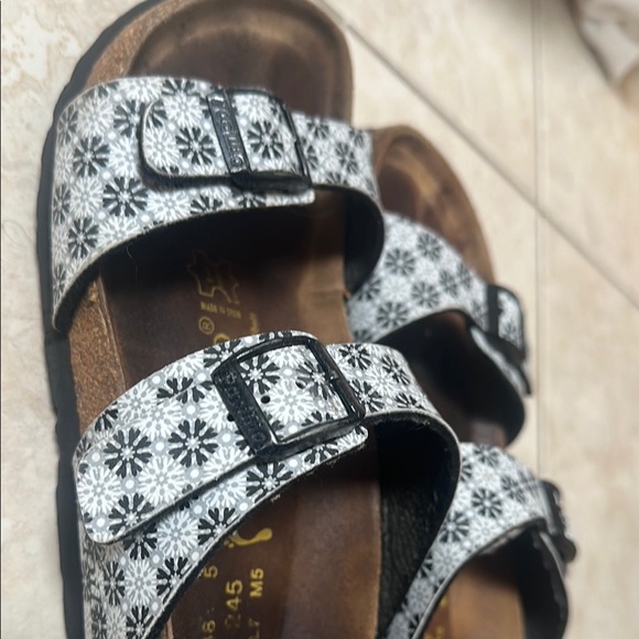 Women’s size 7 Black and White Sandals - Picture 6 of 6